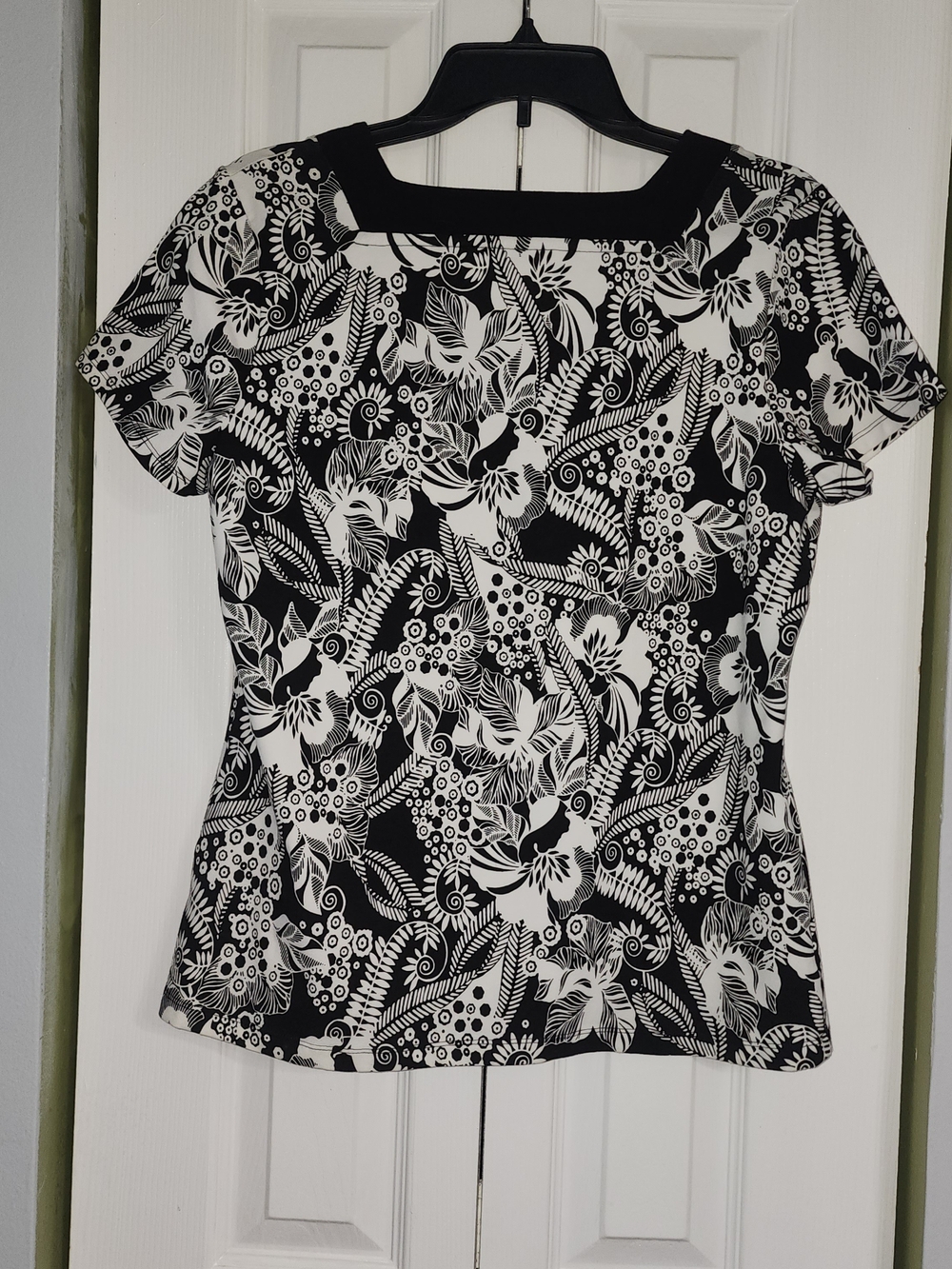 croft & barrow Black and White Floral Square-Neck Short Sleeve Tee Size M - Picture 2 of 6